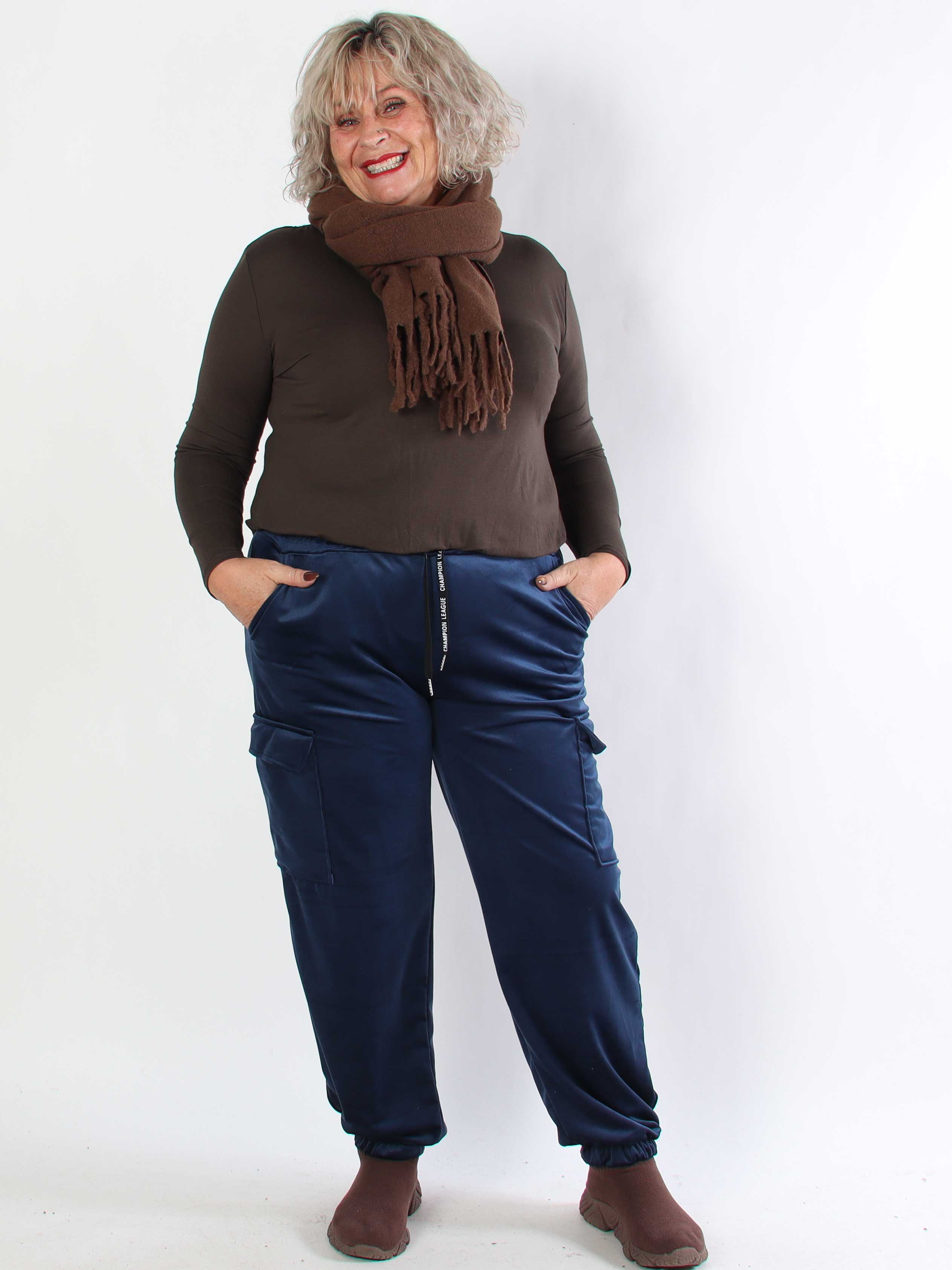 Pippa - Bløde plus size cargobukser i velour